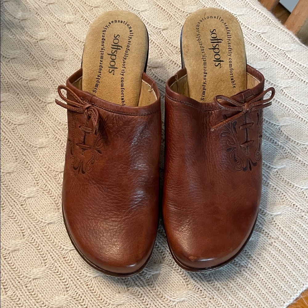 Softspots Women's Tan Leather Mules/clogs 10WW bow/embroidery detail